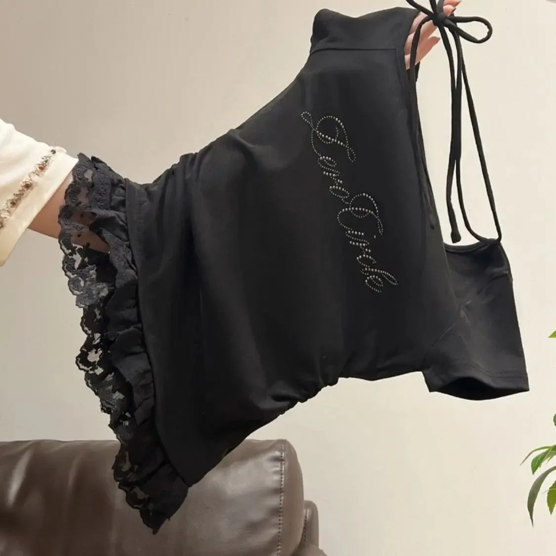 صيف 2025 رغبة نقية حلوة حار قصيرة الدانتيل تقليم رسالة مزين الياقة غير المتكافئة معلقة الرقبة حجم صغير