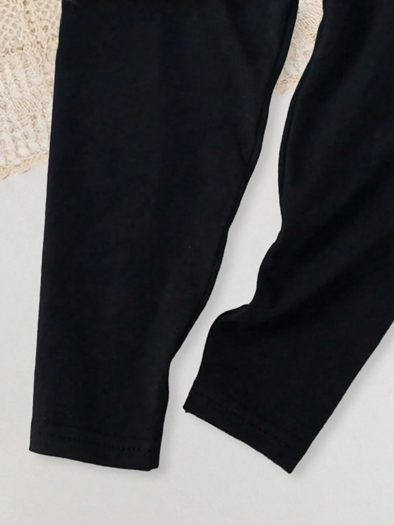 女の赤ちゃん用2点セット、シンプルで多用途な春と秋のスタイル、ベビーヒョウ柄レタープリントラウンドネックリブ袖トップ+伸縮性ウエスト無地パンツ、赤ちゃんのエレガントで若々しい服