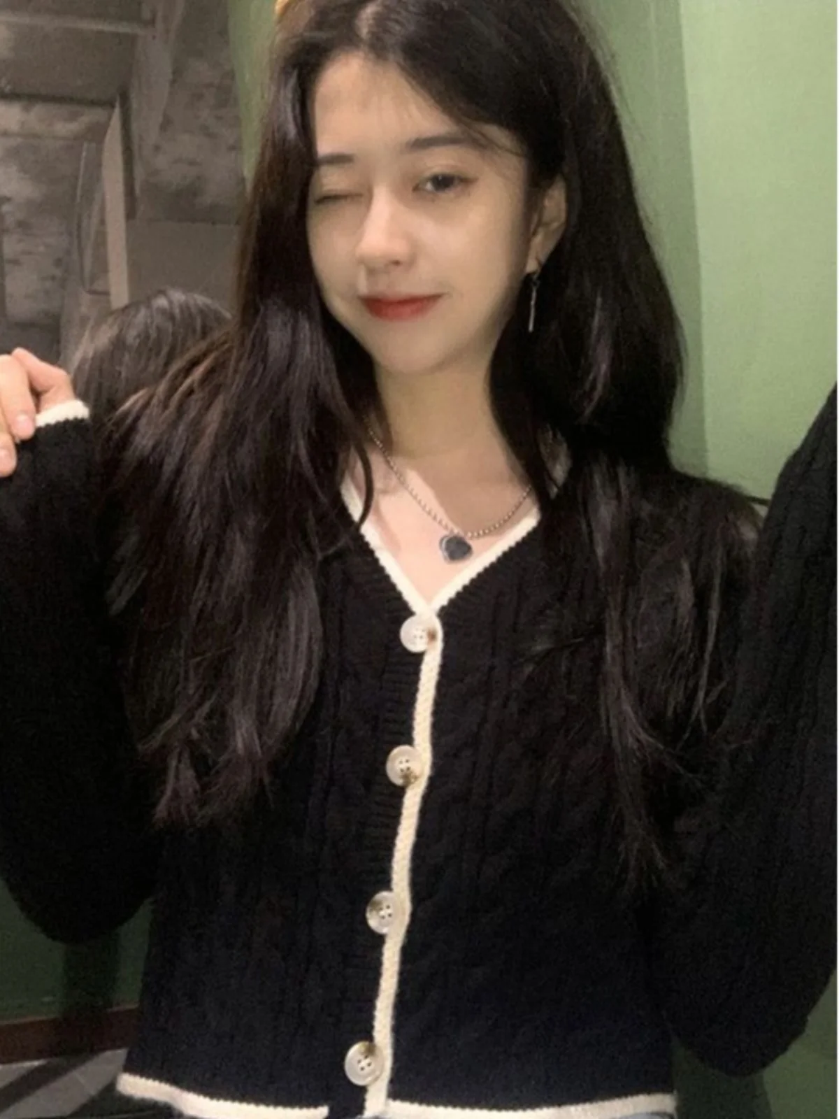 シックなニットセーター Vネック ツイストカラー ブロ ウィメンズ アウター カーディガン 春秋シーズン レギュラー スベ ロング ストレ...