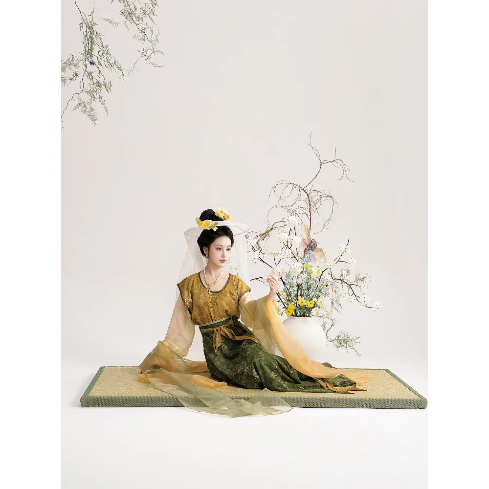 

Tang Dynasty daily hanging collar back bamboo leaf broken skirt yellow-green silk hanfu women's suit