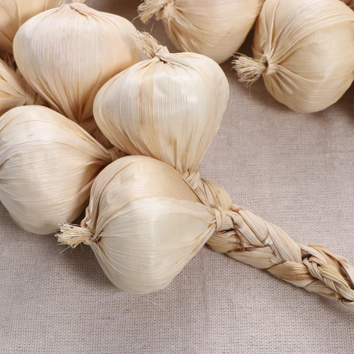 

2pcs Strings 51cm Beige Garlic Strings Foam Artificial Vegetables Stage Simulated Food Props