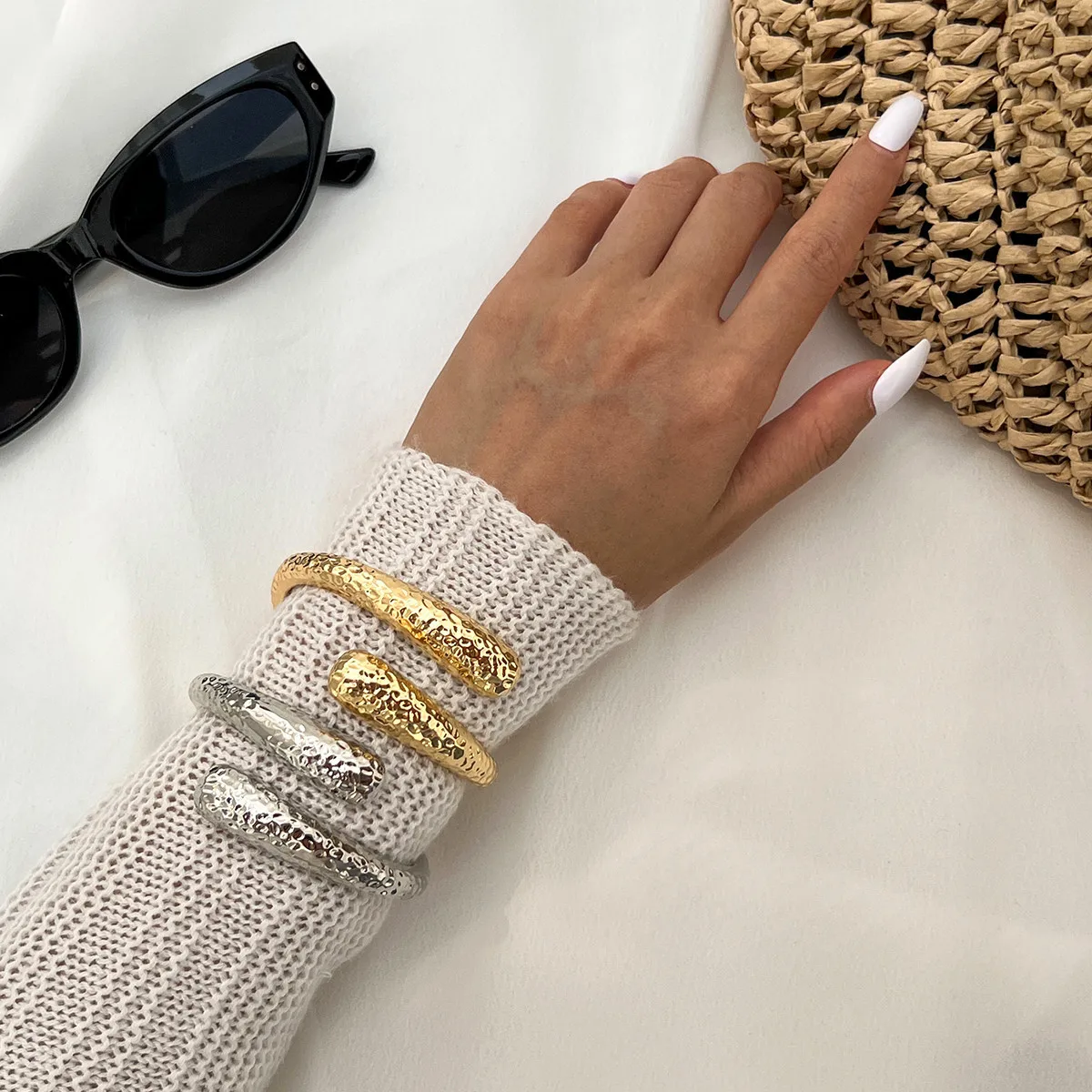 Fashion ins wind metal water drop hug bracelet, design feeling knock pattern opening spring bracelet women
