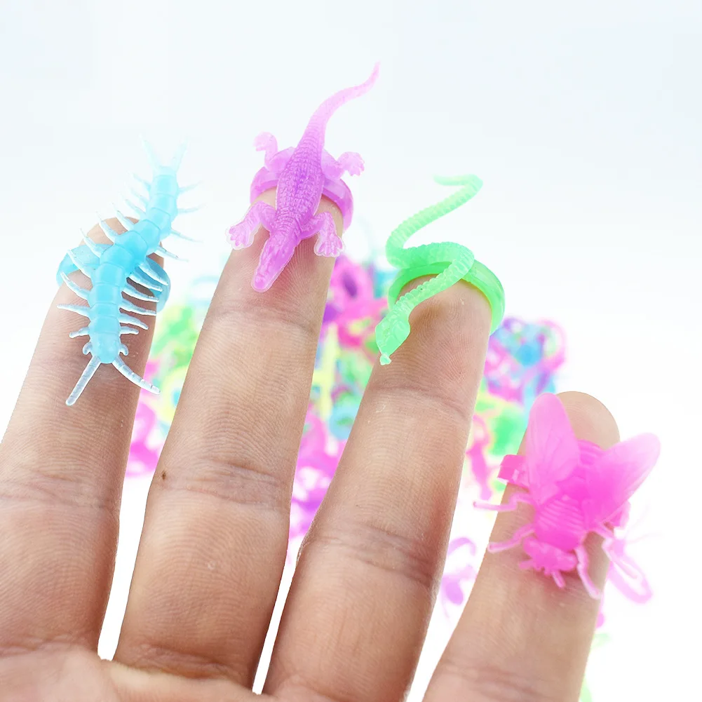 

100Pcs/bag Novelty Mini Centipede Snake Gecko Insect Ring Model Toy Funny Halloween Children Fluorescent Effect Gadgets Toy Gift