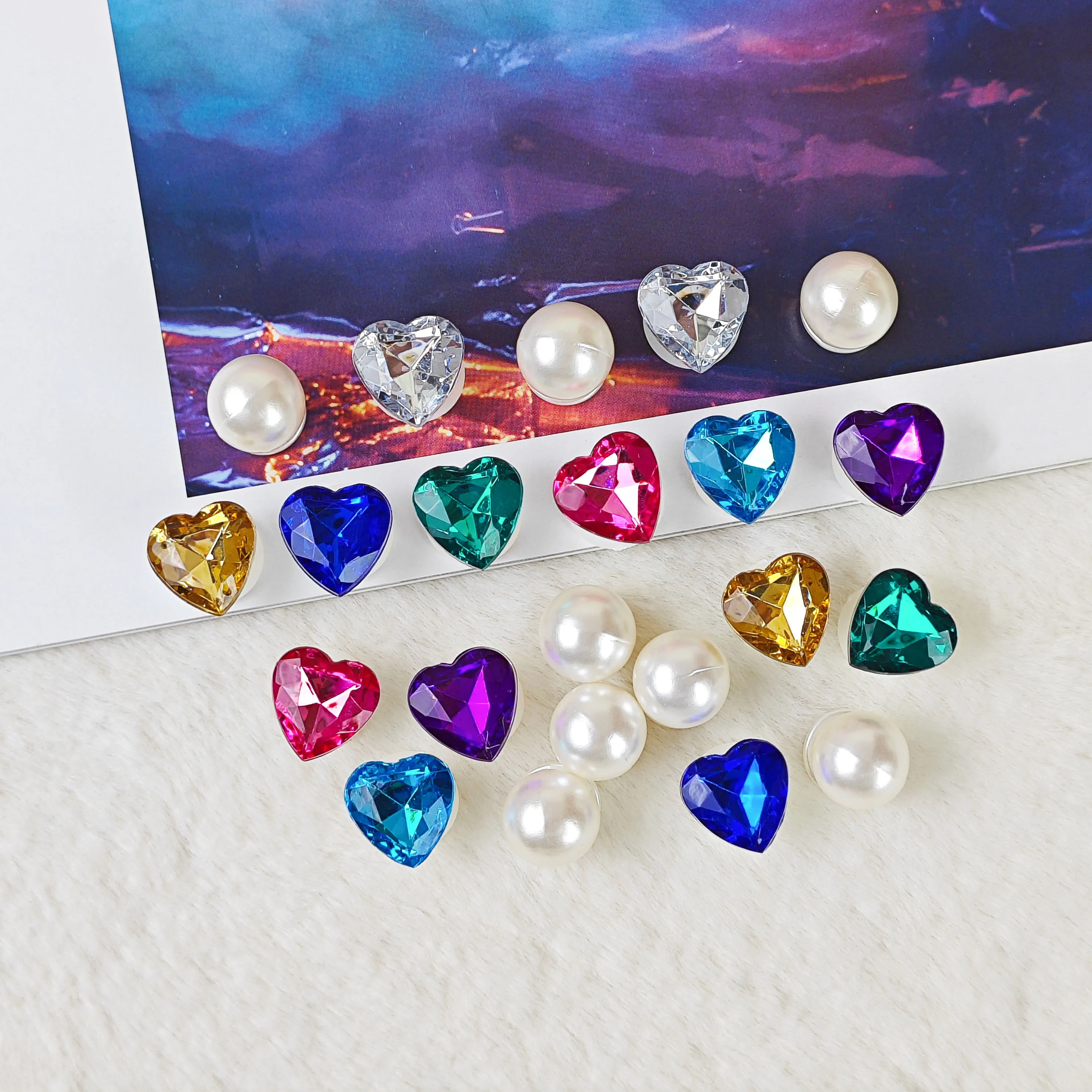 22Pcs DIY Shoe Decoration Charms, Shiny Colorful Heart-Shaped Artificial Diamonds, Imitation Pearl Decorative Buckles, Non-Metal Lightweight Material, Y2K Fashion Versatile Cute Personality Accessories for Men and Women, Suitable for Eva Beach Shoes, Sandals, Removable Shoe Decorations, Holiday Gifts
