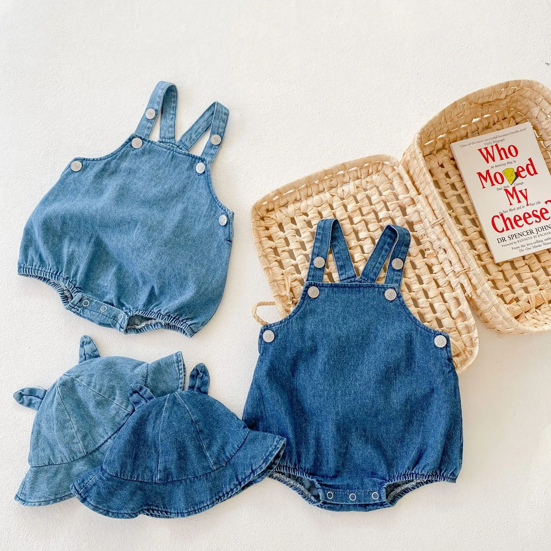 2024 Spring and Autumn Baby Boys and Girls Denim Suspender Rompers Cute Hat Cotton Solid Jumpsuit Fashion