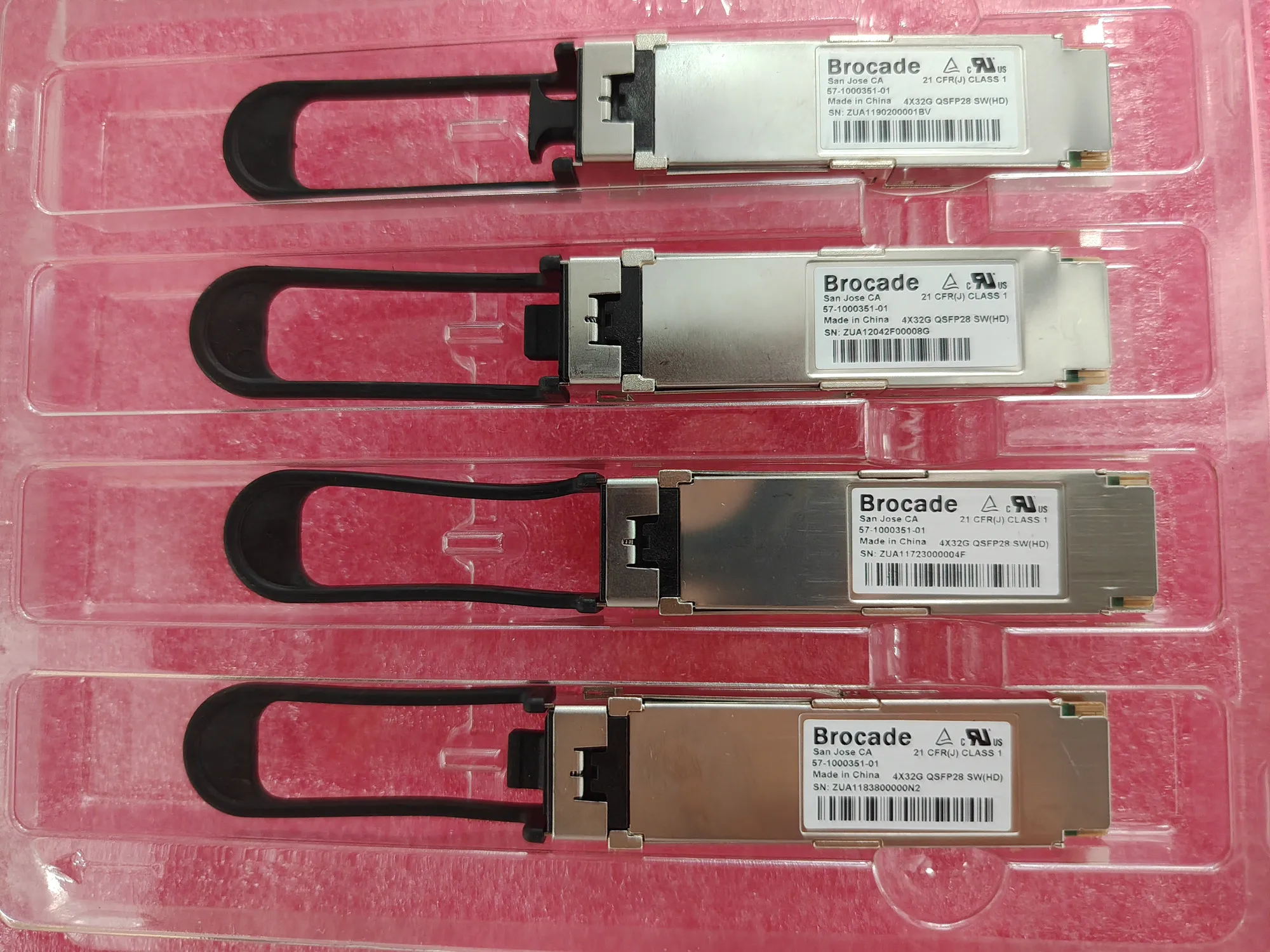 

57-1000351-01 Brocade QSFP28 4x32G MPO Interface Fiber Optical transceiver HPE 881754-001 128G QSFP Module