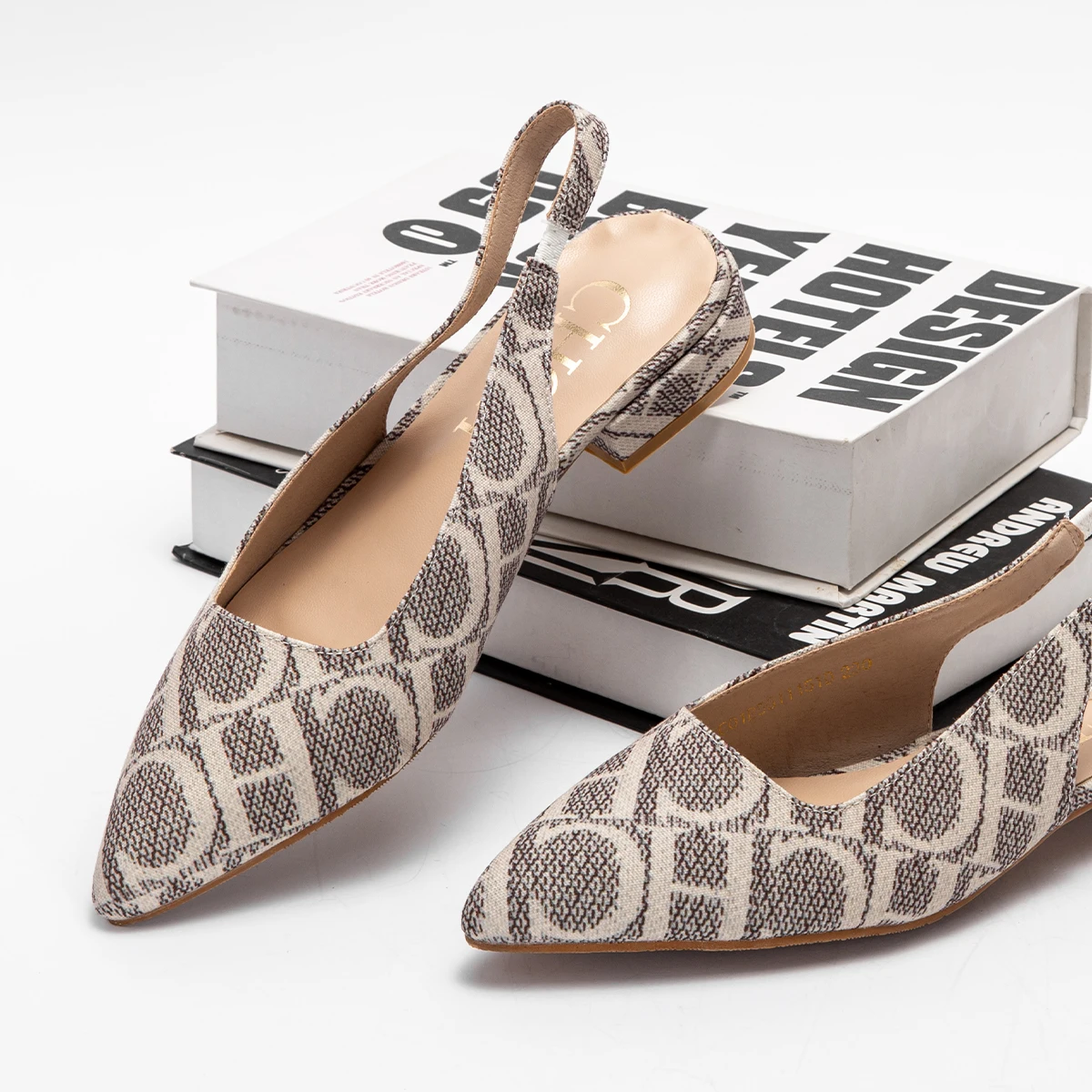 

Summer sandals with buckle strappy women's shoes sexy pointed head fine heel wedding dress luxury brand women's shoes