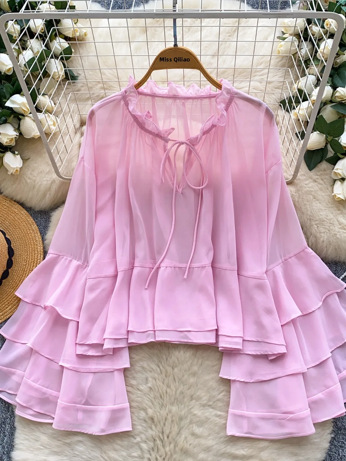 Luźna, cienka bluzka damska z szyfonu z rękawami dzwonkami, okrągły dekolt, siateczka, wiosenno-jesienna, modna, oddychająca, delikatna.