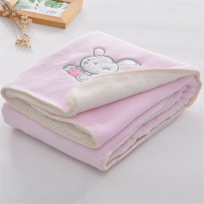 Coperte per neonati Neonato Cartone animato Orso Ricamo Flanella Coperta per bambini Swaddle Wrap Copertura per passeggino per bambini Coperta per bambini Trapunta da letto