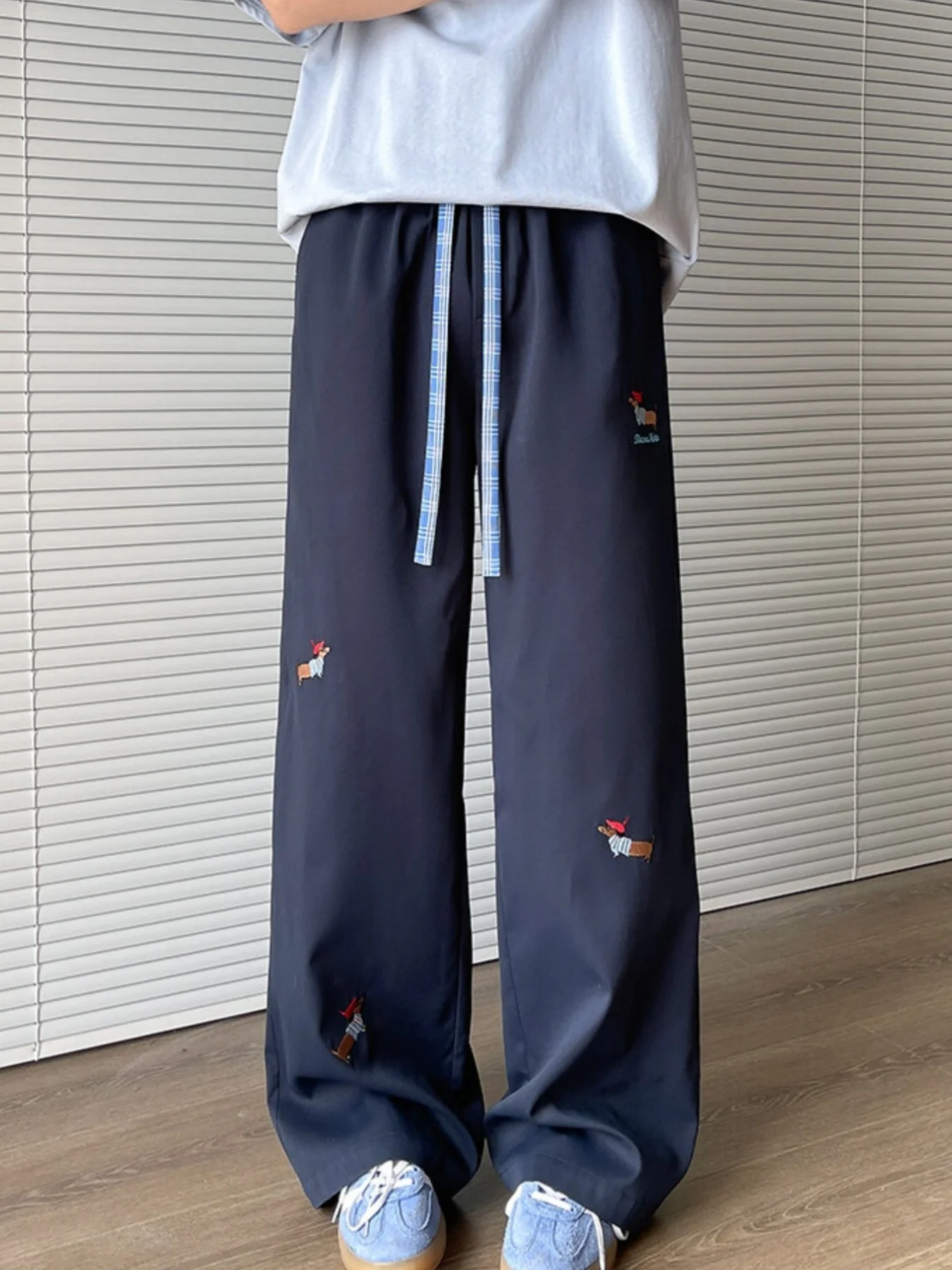 Novas calças esportivas casuais, novas calças de cintura alta para emagrecimento e aumento de altura, calças esportivas casuais de perna reta, estilo americano moderno e moderno, calças de perna reta bloqueadas de cor sólida para mulheres, primavera e outono bordadas