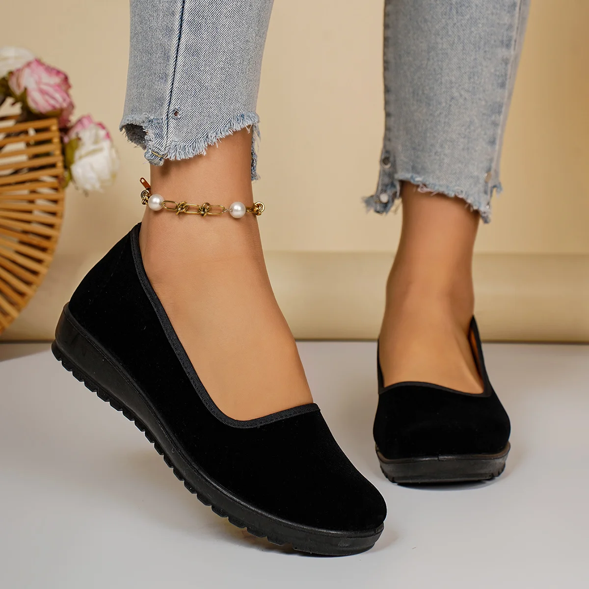 2026 Women's Autumn Comfortable & Durable Solid Color Versatile Lightweight Soft-Soled Slip-On Casual Fashion Mom Shoes