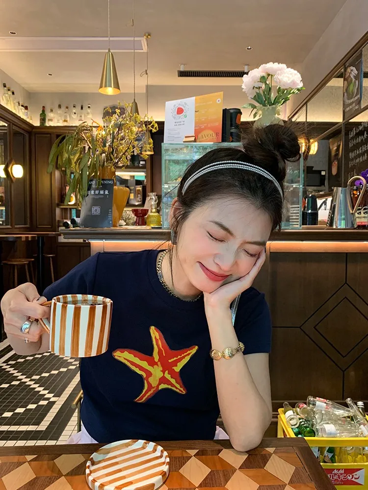 เสื้อยืดผู้หญิงลายพิมพ์ลำลองผ้าฝ้าย ดีไซน์ใหม่สุดฮิตประจำปี 2025 สีดำ