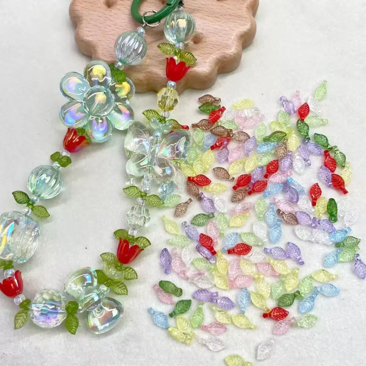 

100 шт., мини-акриловые подвески в форме листа, цветные листья, бусины-разделители для DIY, ожерелья, браслеты, подвески, изготовление ювелирных изделий