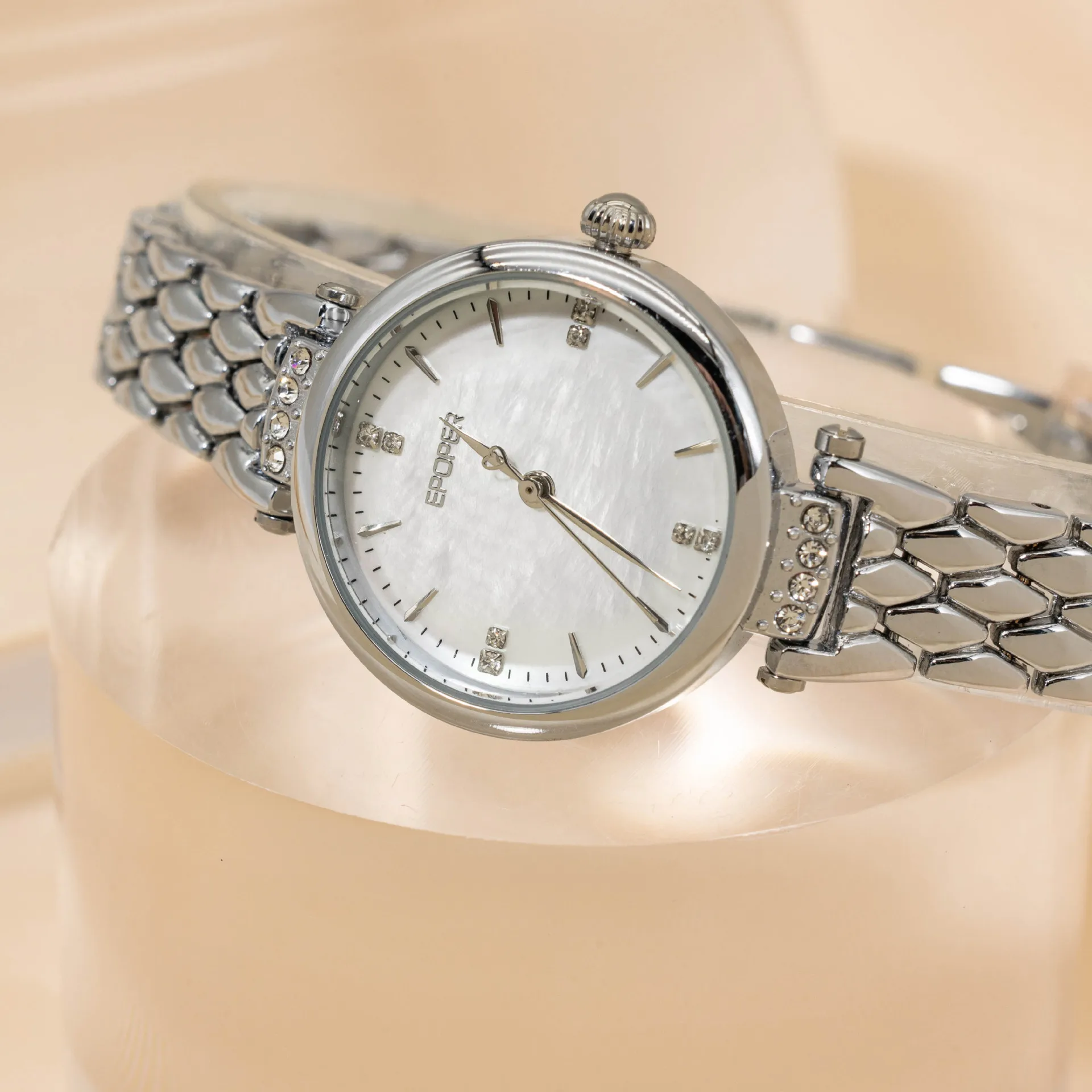 ساعة جديدة أنيقة وفاخرة، تصميم عالي القيمة، متعددة الاستخدامات وسهلة المطابقة مع حزام من الفولاذ المقاوم للصدأ.