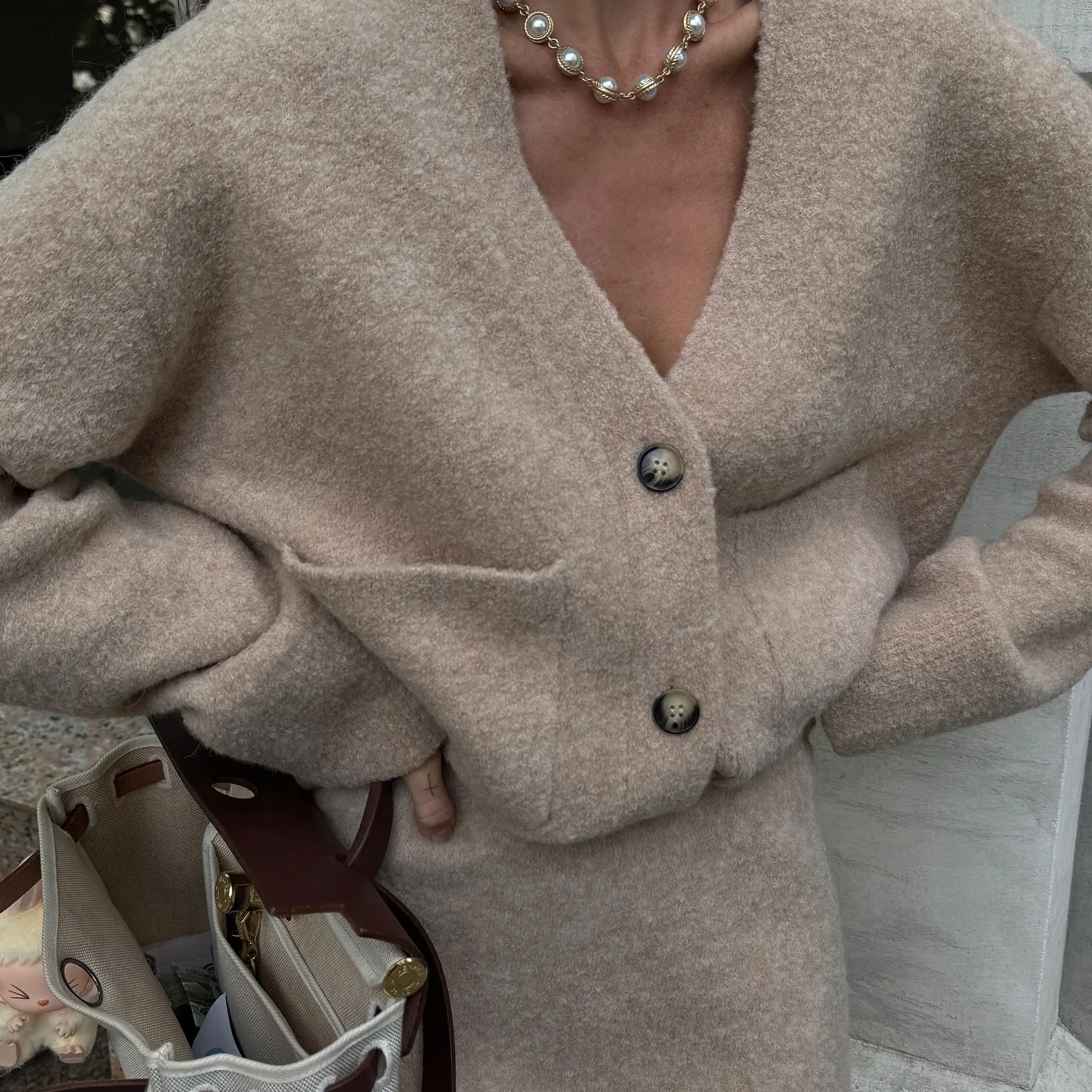 ชุดกระโปรงผ้าขนสัตว์สไตล์หมิงหยวน คอลเลคชั่นฤดูใบไม้ร่วงและฤดูหนาว เสื้อแจ็คเก็ตคอวีทรงหลวม กระโปรงทรงเอเอวกลางความยาวครึ่งตัว ชุดสองชิ้น