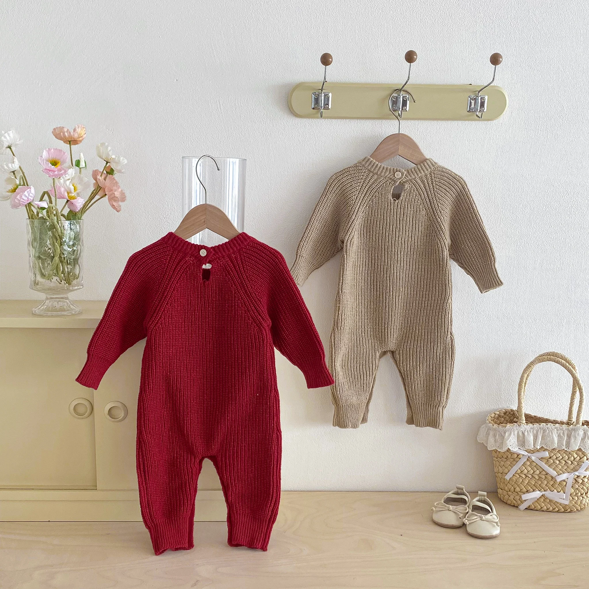 Girls' knitted one-piece pants with embroidered letters for autumn and winter, cute crawling clothes