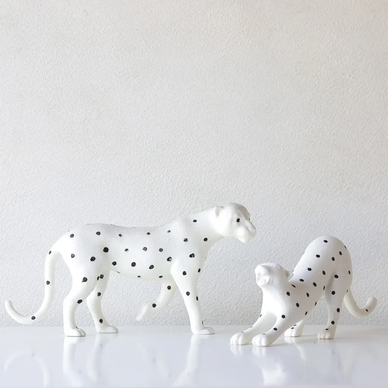 Modern light luxury black and white resin polka dot leopard ornament, living room desktop hotel home decoration