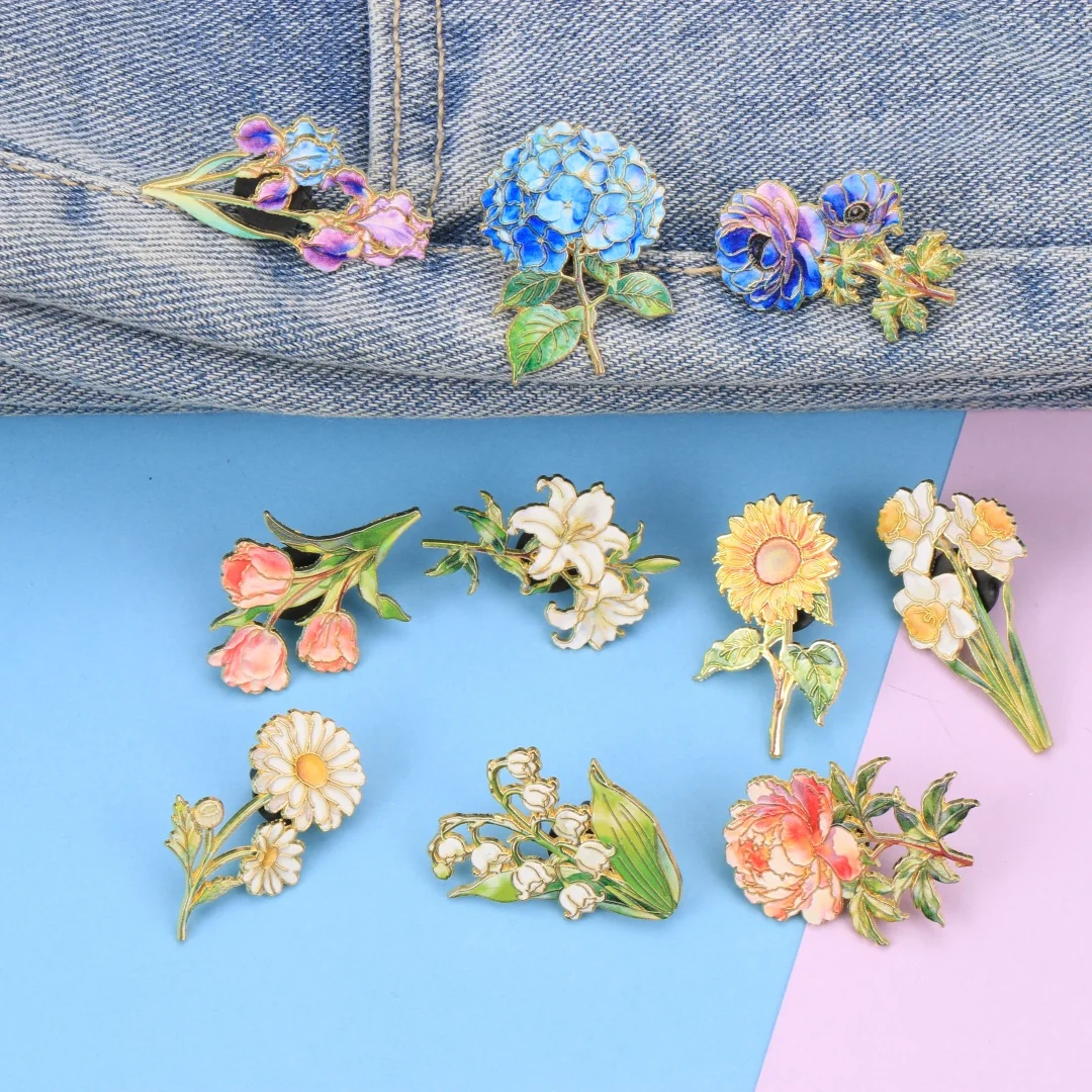 Sortiertes Elegantes Blumen-Emaille-Pin-Set, Zarte Lilien-, Hortensien-, Sonnenblumen- & Pfingstrosen-Broschen, Botanische Metallabzeichen mit Goldverzierung – Detail 5