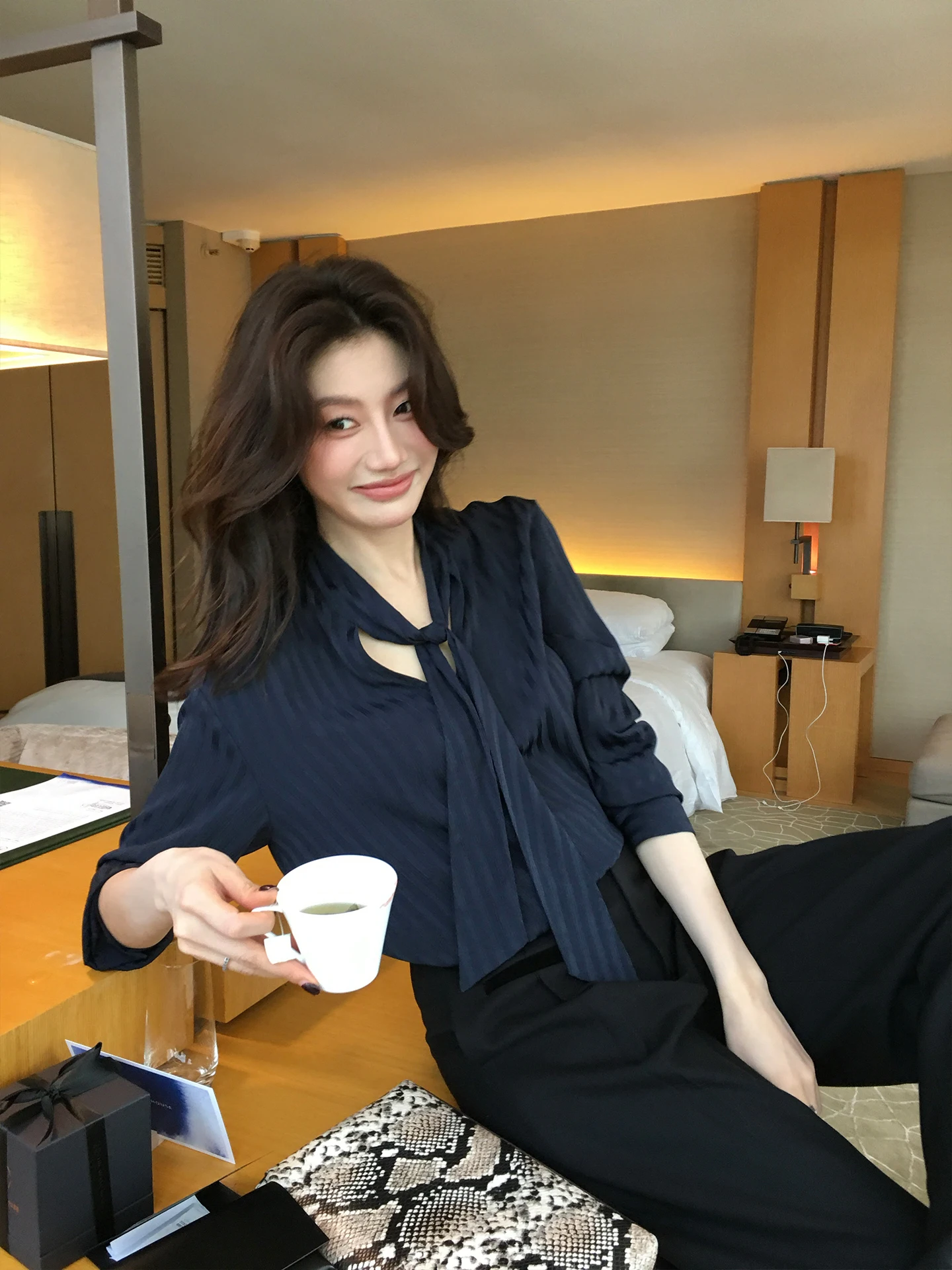 

Dragon Xier Luxury Feel Shirt Women's Sash Knot Design Versatile Loose Elegant Top French Style Polyester Long Sleeve