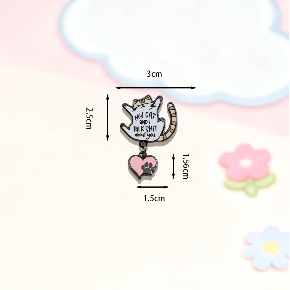 Meine Katze und ich reden über dich – kreative Brosche, niedlicher herzförmiger Pfotenabdruck-Anhänger, Katzen-Abzeichen, lustiger Text, Haustier-Thema, Emaille-Pin – Detail 2