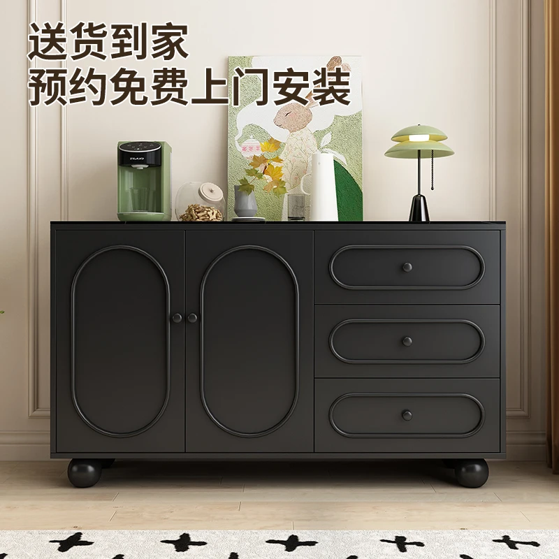 غرفة معيشة لتناول الطعام على الطراز الكريمي، خزانة شاي بسيطة، خزانة تخزين مدمجة على الحائط، مطبخ منزلي