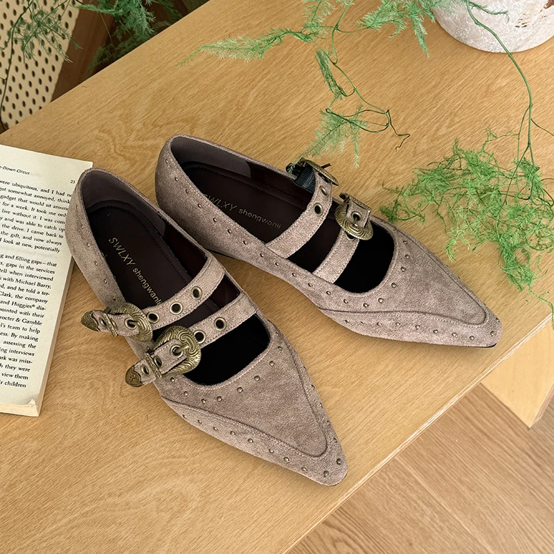 Retro Rivet Pointed Toe Shallow Mouth Heightened Single Shoes 2025 New Flat French Evening Breeze Mary Jane Shoes