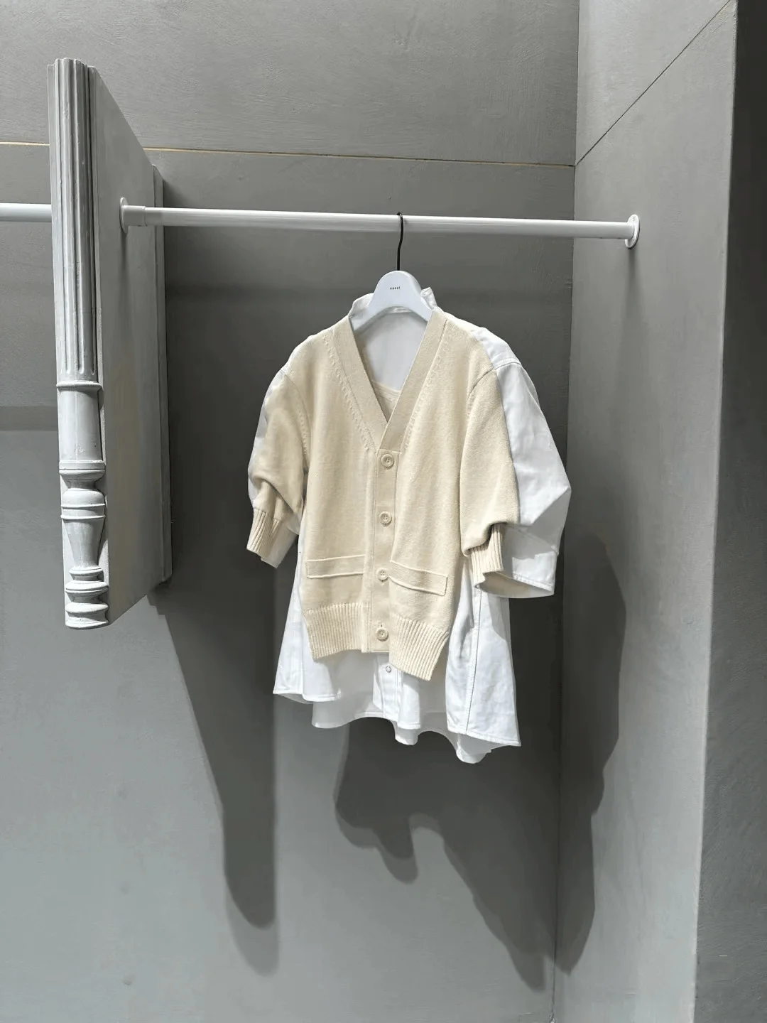 FOG SACAI Otoño 2024 Nuevo cárdigan abierto de punto con un solo botón y cuello en V de mezclilla empalmado de cinco mangas d...