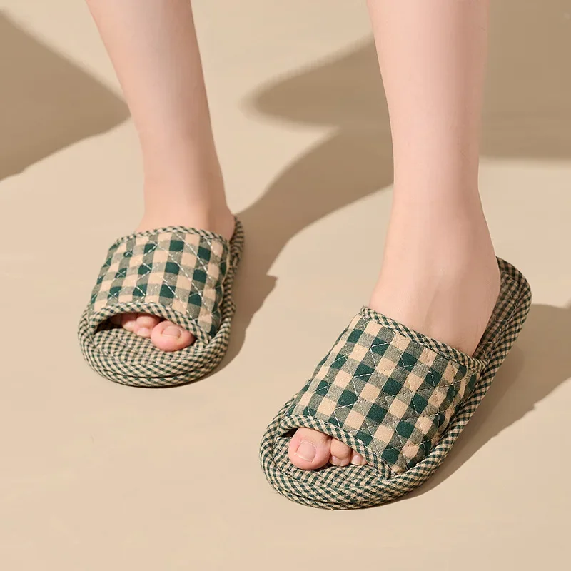 Zapatillas de interior para mujer para las cuatro estaciones, zapatos cálidos de algodón suave con flores para el suelo, zapatillas Retro de moda para el hogar para hombre, zapatos planos antideslizantes silenciosos