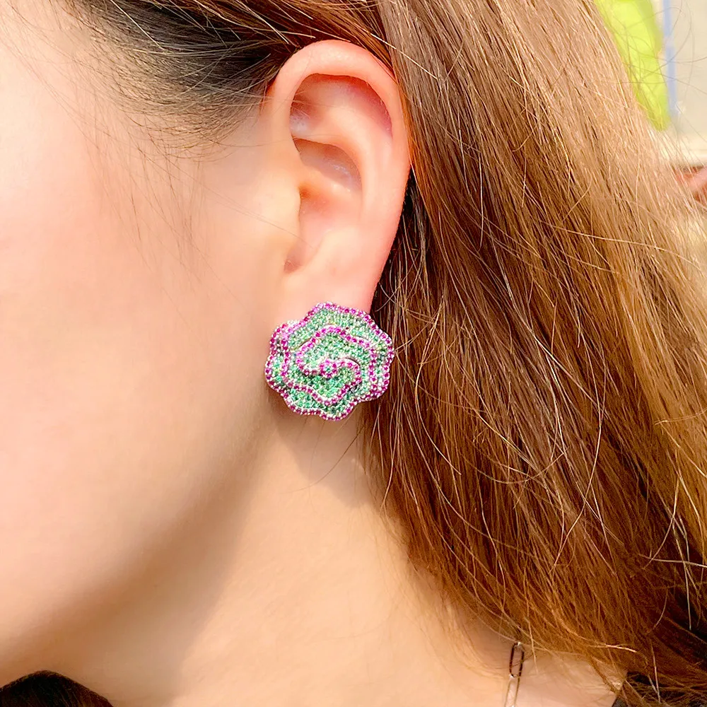 CWWZircons Kreative Ohrstecker mit großen Blumen aus grünem und rosarotem Zirkonia im Mikro-Pavé-Stil für Damen, schicker Schmuck für Hochzeiten und Partys E0810 – Detail 1