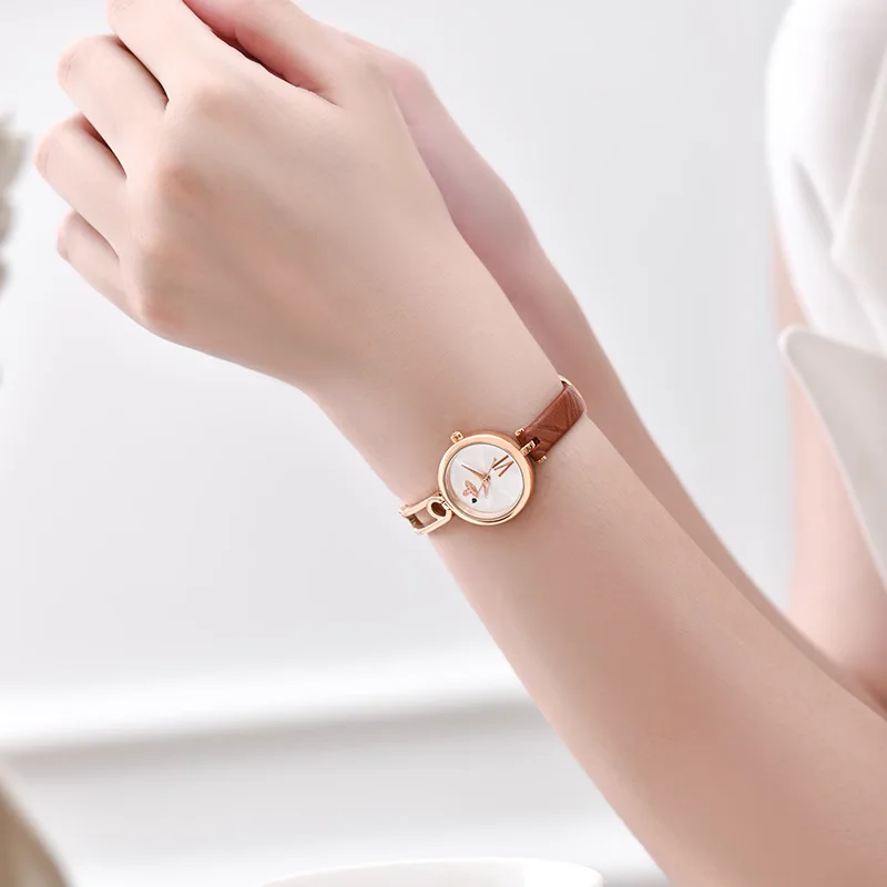 วิเวียน เวสต์วูดนาฬิกาสำหรับสุภาพสตรีสายหนังสีน้ำตาลที่หรูหราและมีสไตล์