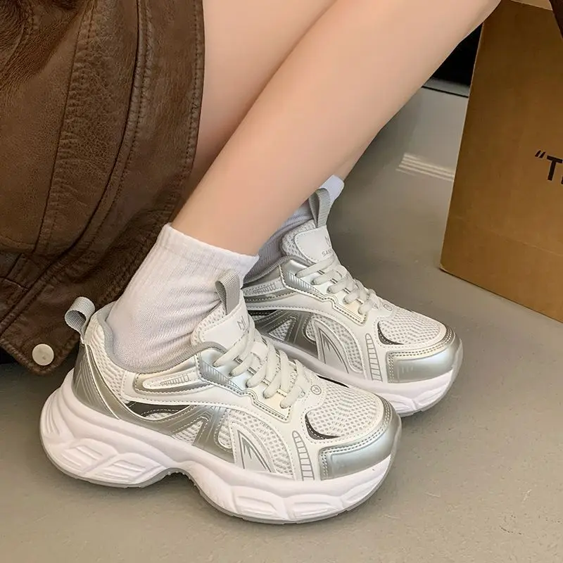 أحذية رياضية عالية الكعب للنساء ملابس رياضية شبكية قابلة للتنفس لصيف 2025 أحذية رياضية جديدة لزيادة الارتفاع متعددة الاستخدامات أحذية برباط للنساء