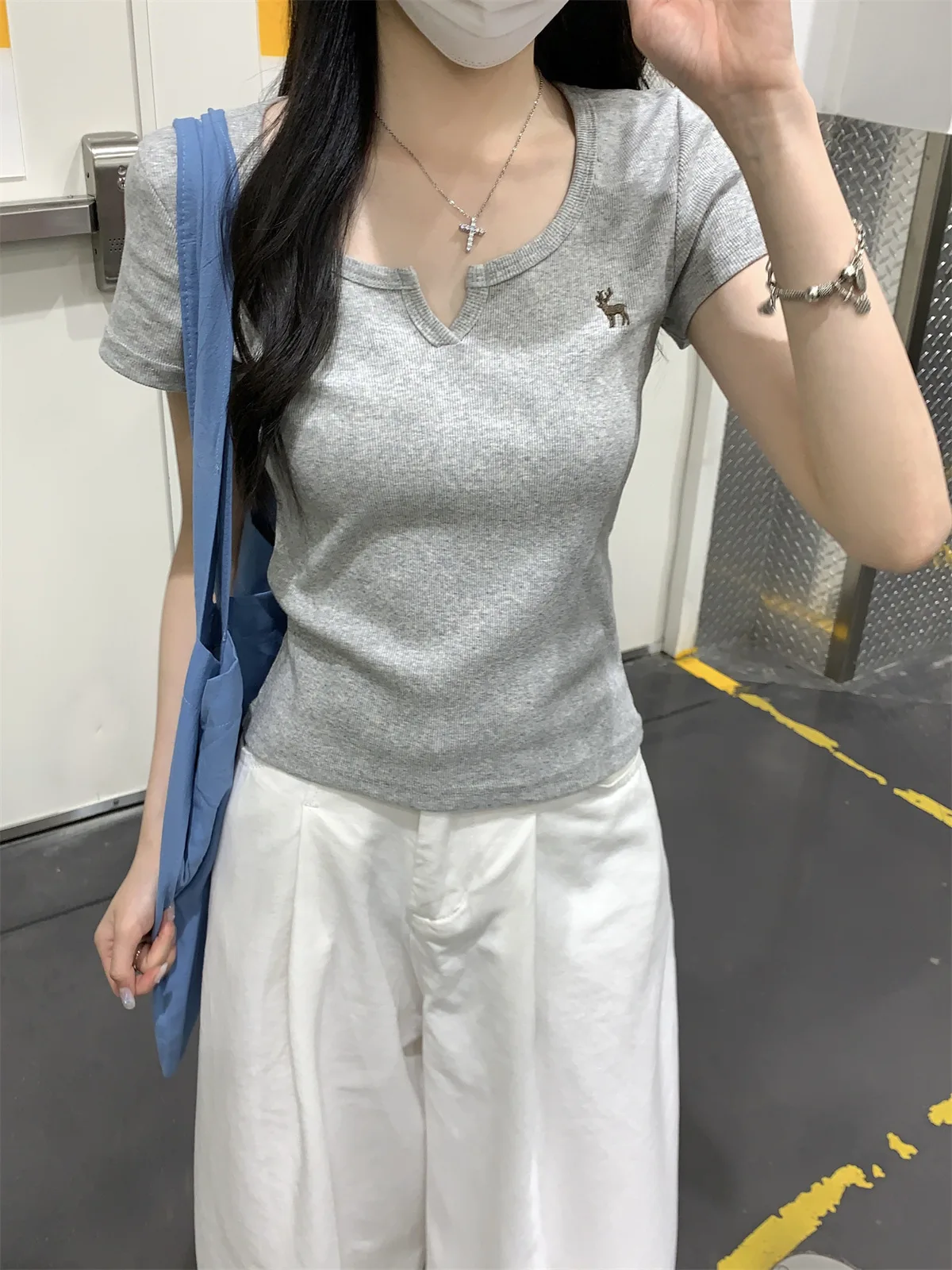 Damen T-Shirt Neues Sommer-Modell mit halb offenem Kragen, Stickerei-Design, Kurzarm-T-Shirt für Mädchen, Studentinnen, lässiges, schmal geschnittenes Oberteil. – Detail 18