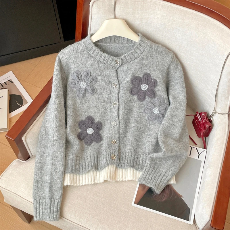 Bomon Autumn and winter new Korean contrasting color flower embroidery knitted top warm sweater coat women loose fake two pieces