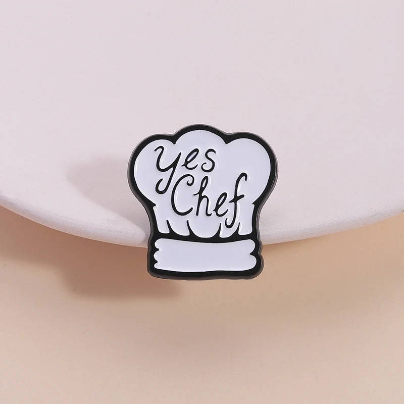 مضحك الطبخ الشيف إقتباس المينا دبوس نعم الشيف الأبيض Toque بلانش الطهاة قبعة بروش التلبيب على ظهره شارة مجوهرات هدية للأصدقاء