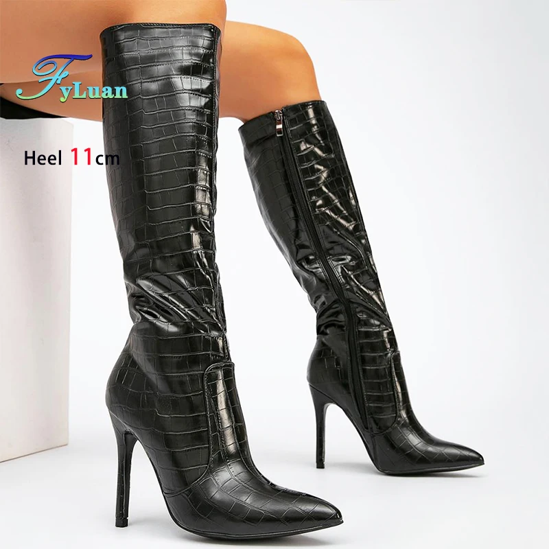 

Черная кожаная обувь большого размера на шпильке 11 см. Женские сапоги до колена. Модные высокие сапоги на высоком каблуке с острым камнем.