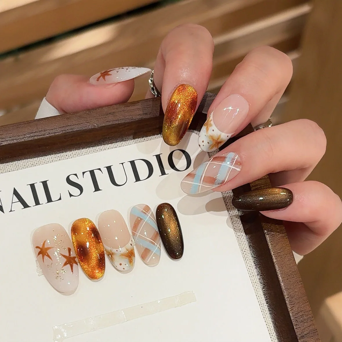 10個入り ハンドメイド プレスオンネイル アンバー染め メープルリーフ ブルーブラウン チェック柄 付け爪 女性＆女の子用 ミッドオーバル 取り外し可能 ウェアラブルネイル