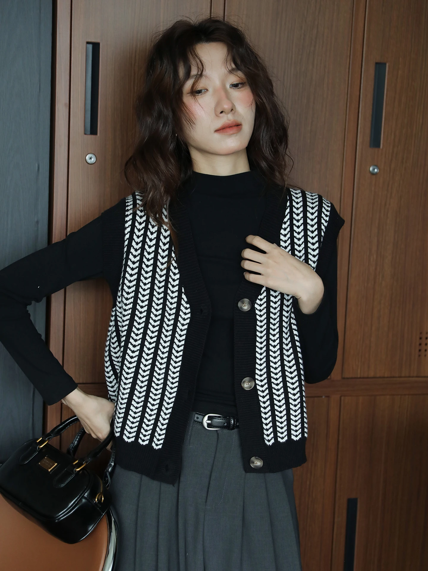 

Черный клетчатый вязаный свитер, жилет V-Ne, повседневный модный простой ретро-утягивающий универсальный осенне-зимний топ