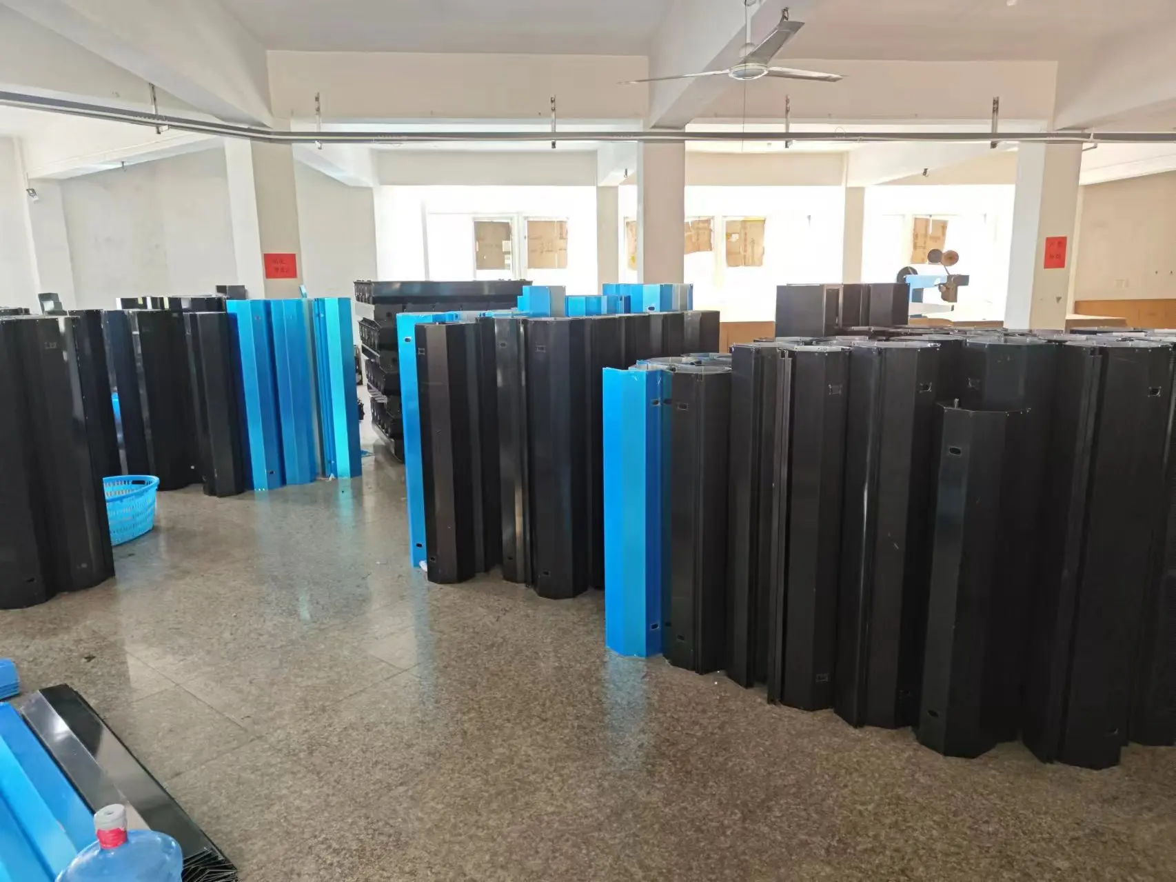 Aluminum Alloy Pickup Truck Cover for 2024 Hummer EV Car Manual Retractable with Locking & Waterproof Functions Model F150