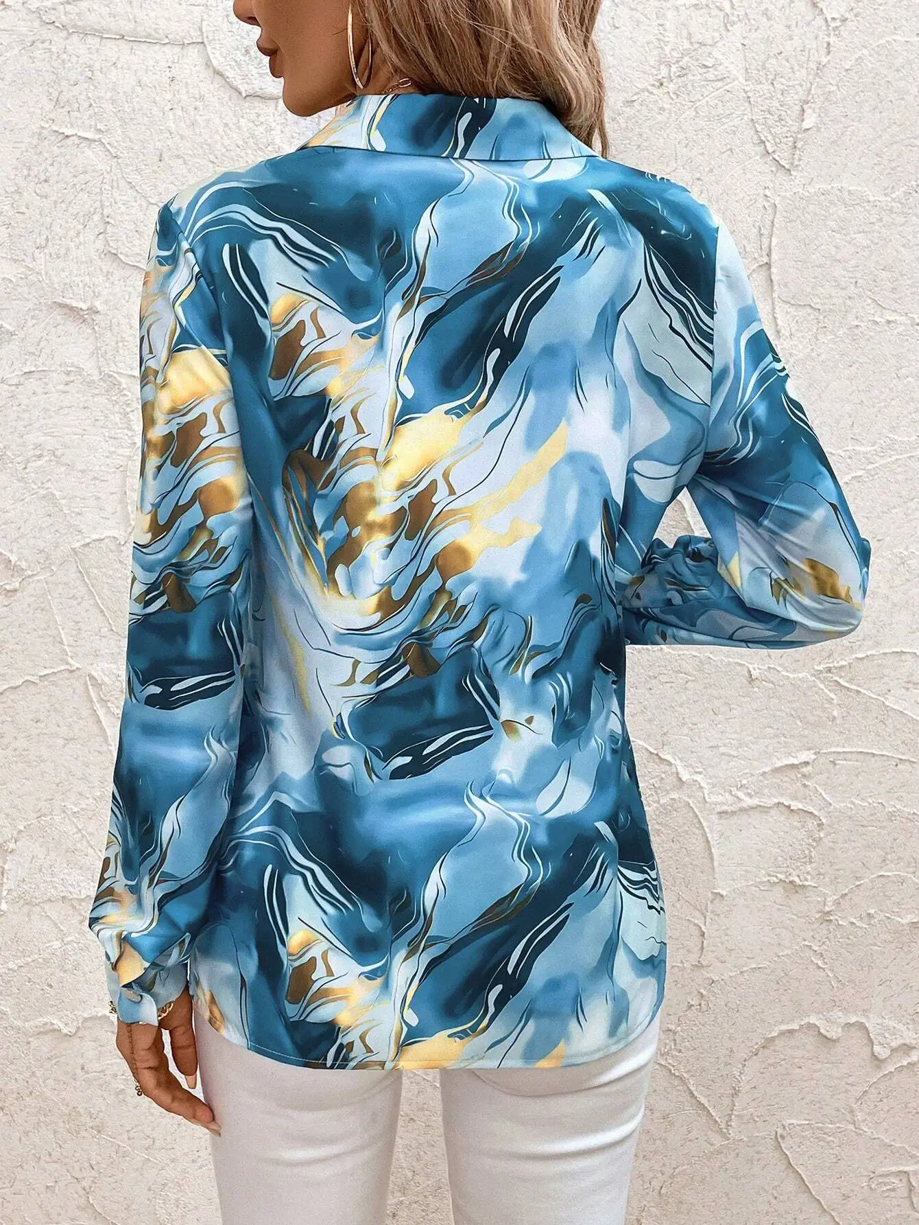 

Элегантная женская рубашка с длинными рукавами и мраморным принтом на пуговицах