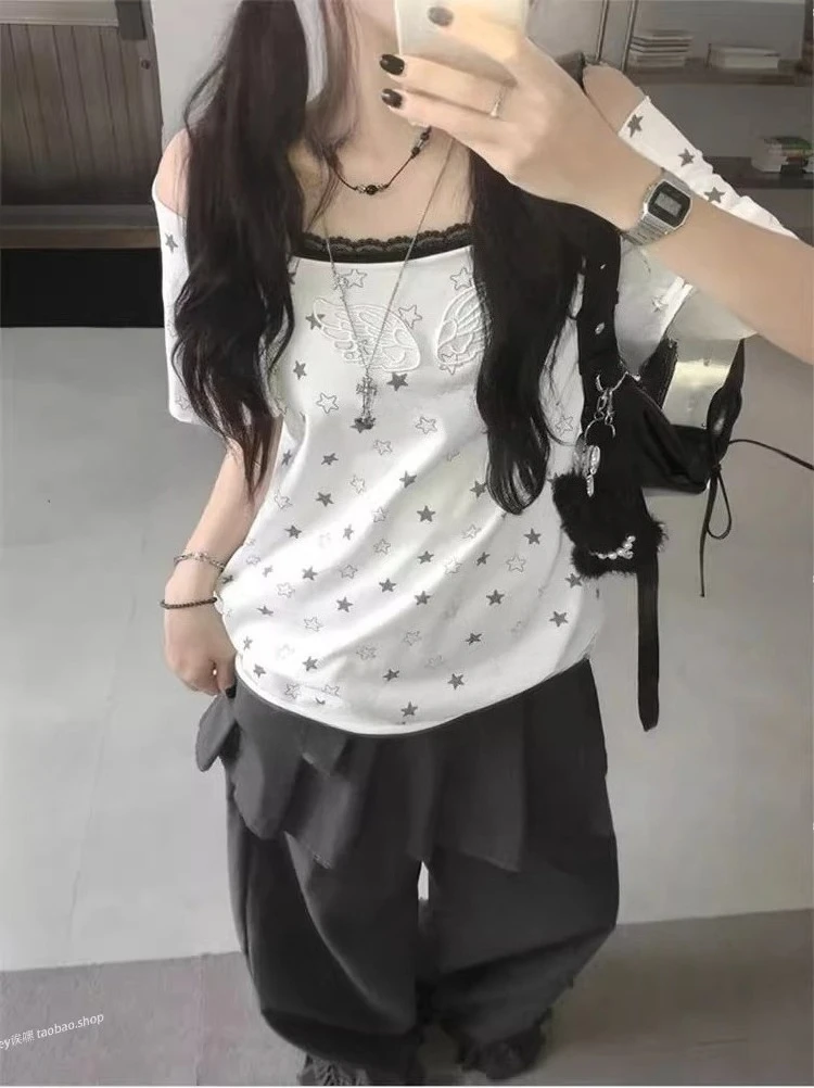 تي شيرت Y2k قصير عتيق لصيف 2025 تي شيرت جمالي مثير بكتف واحد ملابس الشارع الشهير بطباعة رمادية تيشيرتات ضيقة Harajuku قاع