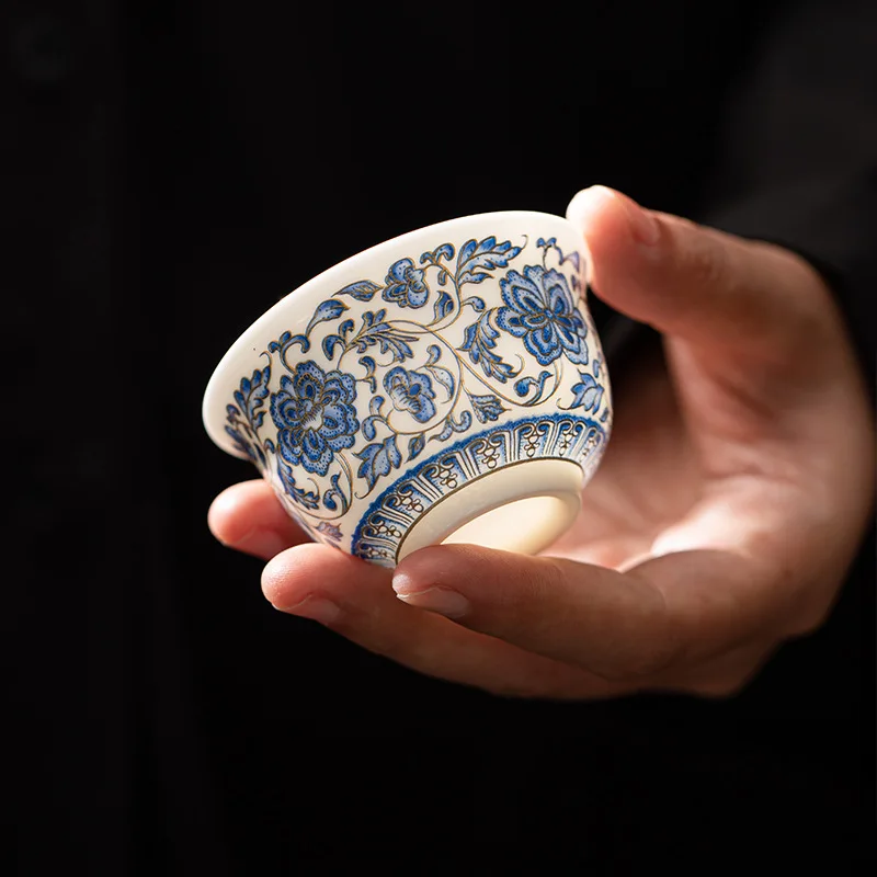 Teetasse aus blau-weißem Porzellan, Meisterstück mit verschlungenem Lotus-Design, hochwertige Haushalts-Teetasse, Drucktasse aus Keramik, leichter Luxus.