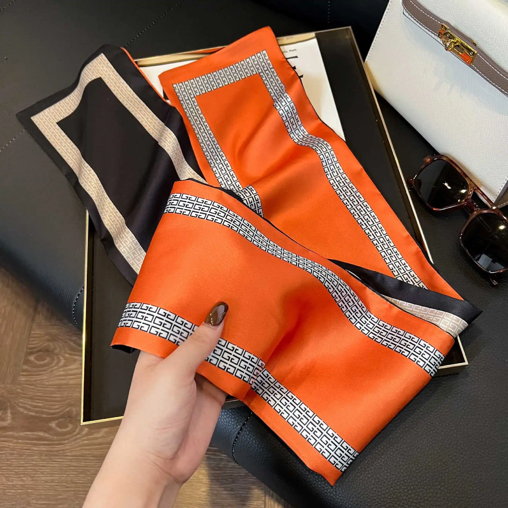 Luxuriöser langer Seidenschal für Damen – weicher Satin-Druckmuster-Kopftuch, Halstuch, Foulard, Haarschal, schmale Schals – Detail 13