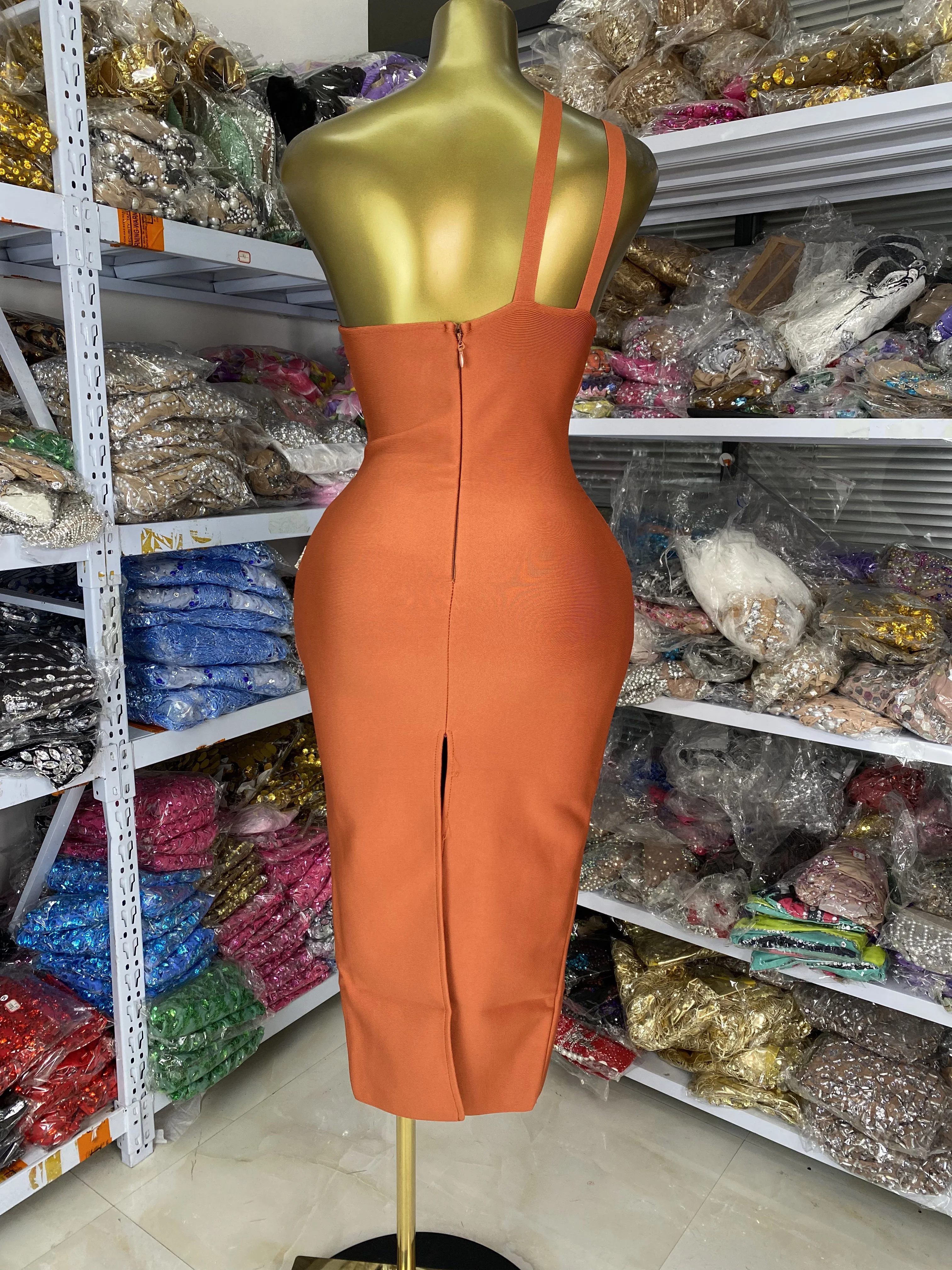 Hurtownia Fabryczna Damska Sukienka Bandage Długa z Tiulu z Asymetrycznym Wycięciem, Ozdobiona Cyrkoniami, w Kolorze Ciemnobrązowym, Idealna na Wieczorne Wyjścia, Imprezy Klubowe i dla Celebrytek