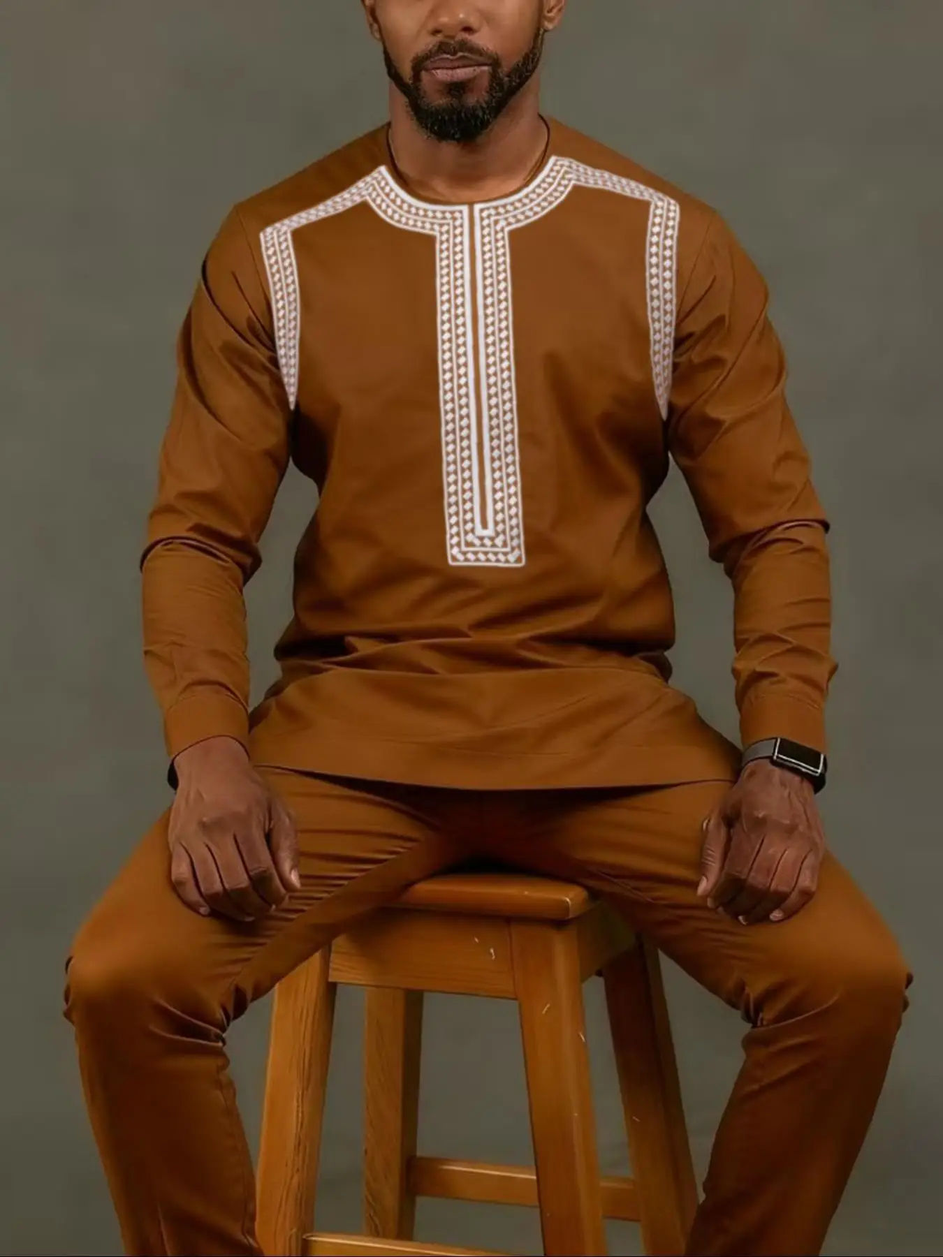 アフリカ中東ムスリムスタイルの土黄色の伝統的な服、カジュアルな2ピースセット、刺繍入りラウンドネック