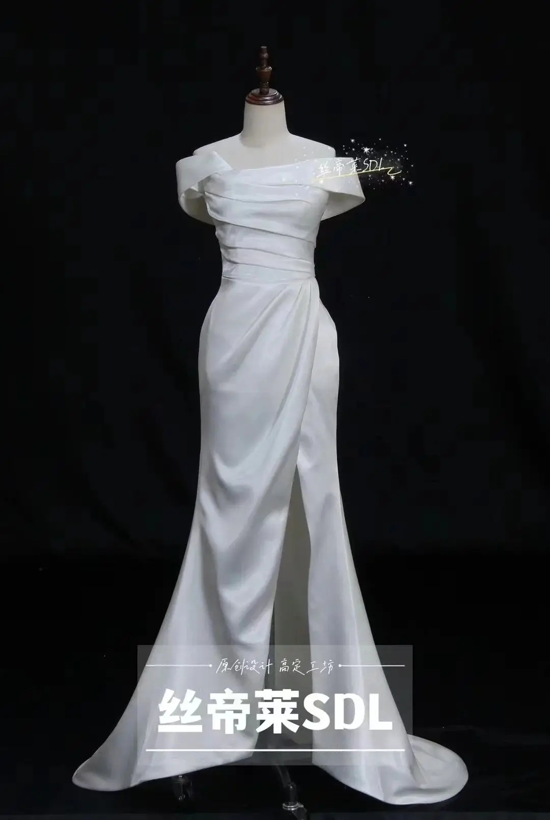 Latest Graceful High Quality Off Shoulder Pleated Satin White Wedding Dress B001