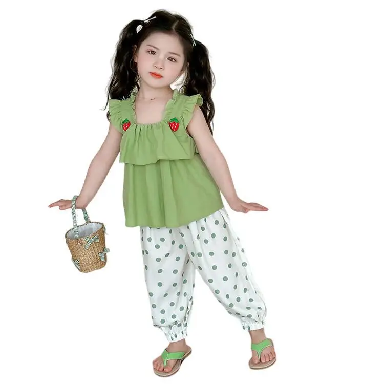 

Новый модный летний повседневный комплект для девочек: топ-жилет с клубничным принтом и брюки в горошек