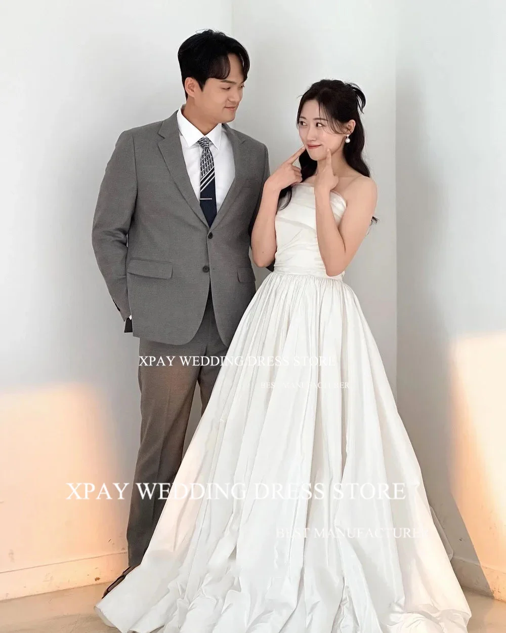 XPAY Simple Strapless เกาหลีชุดแต่งงานสายแขนกุด Backless งานแต่งงานถ่ายภาพความยาวชั้น Taffeta เจ้าสาวชุดราตรี