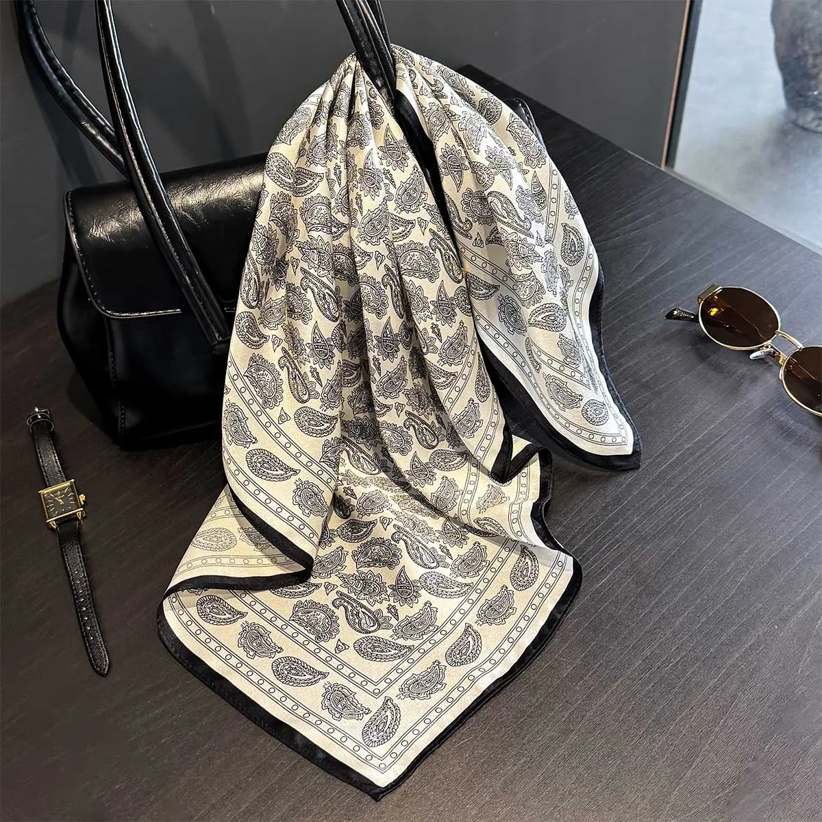 Noir blanc 100% véritable Foulard en soie femmes rétro châle enveloppement Paisley imprimé foulards carrés Foulard Bandana Hijab poignet Bufanda Echarpe