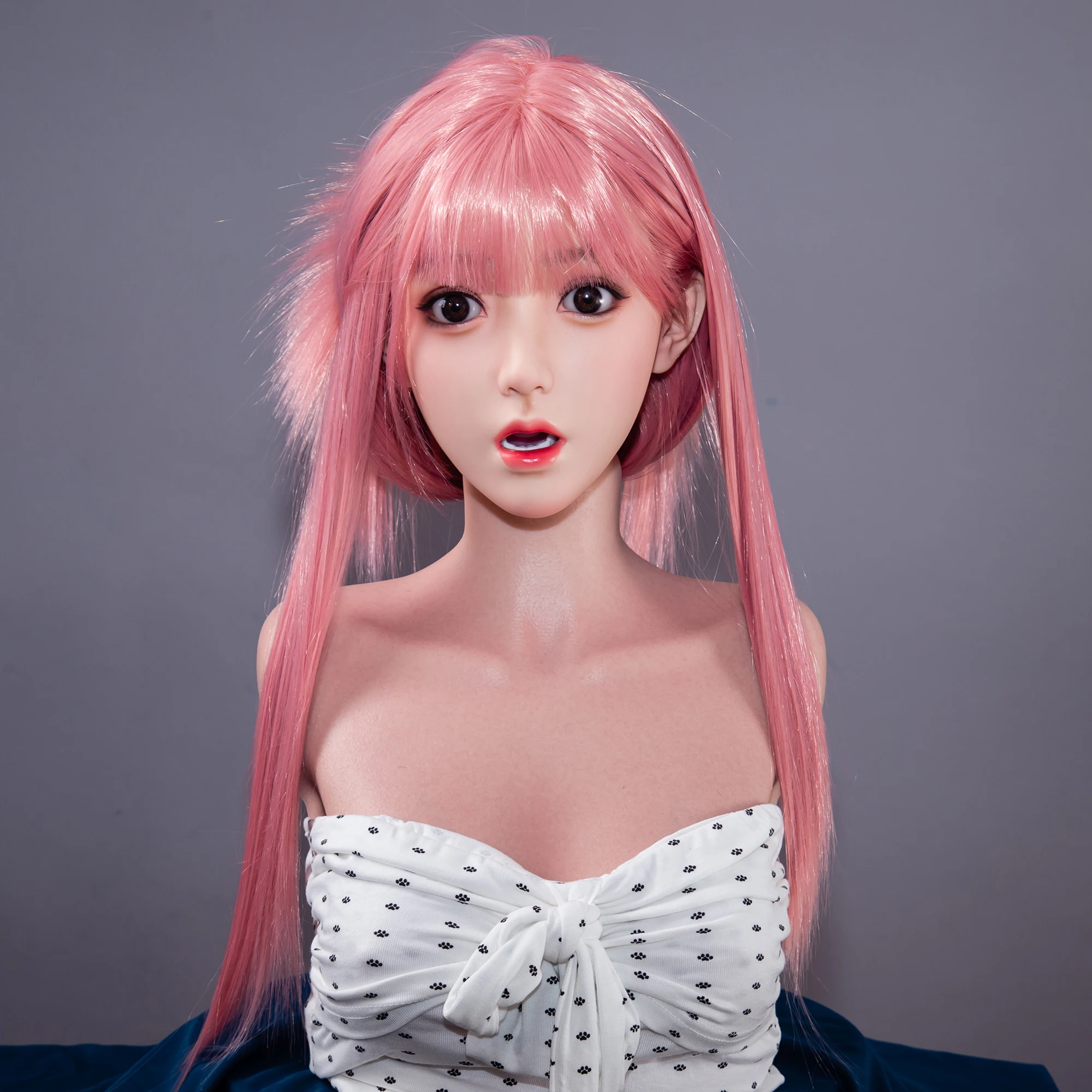 

Silicone head model, simulating a female head, pink wig, with mouth,with realistic skin texture (without accessories)