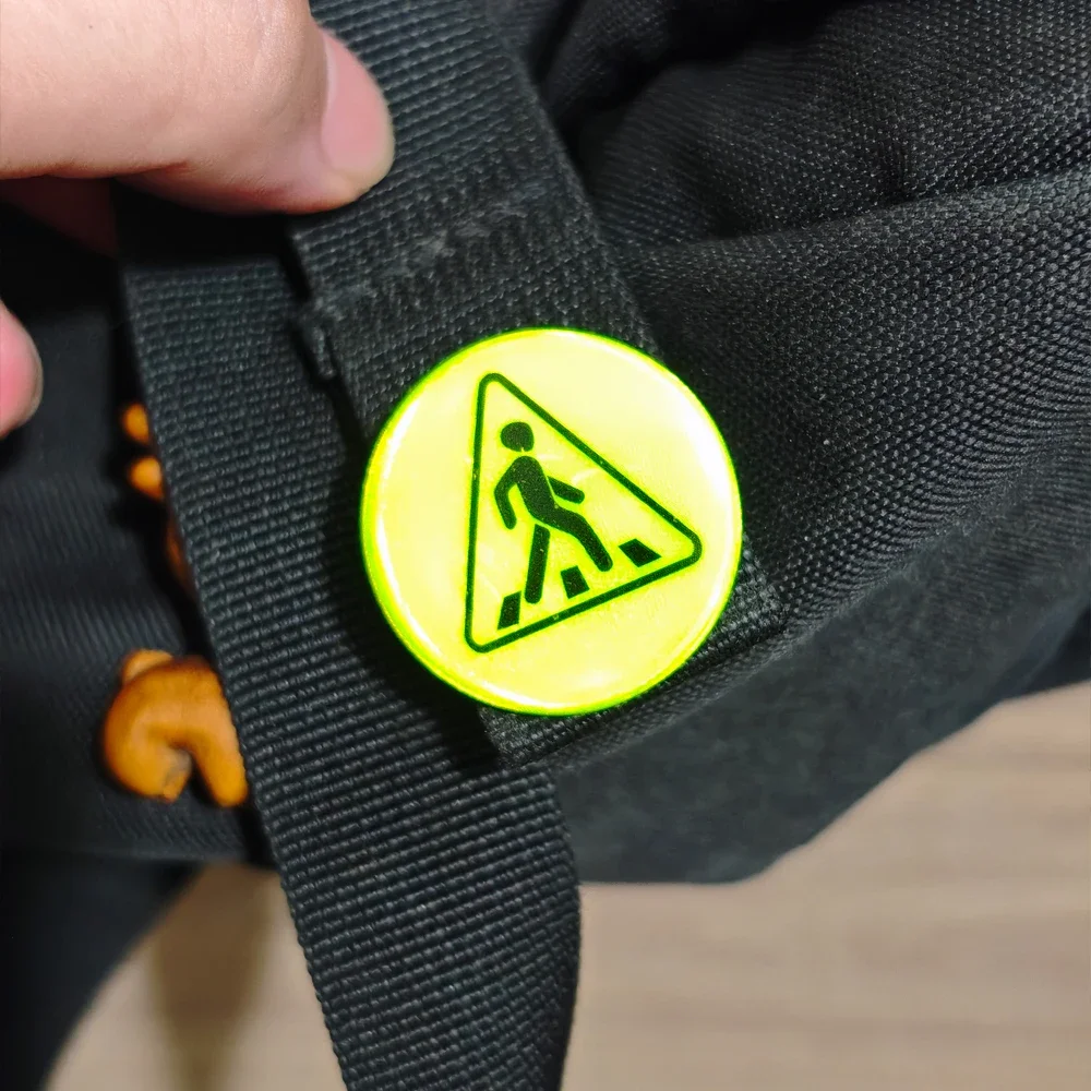 بروش دائري عاكس للضوء للرجال، قلادة حقيبة ظهر متعددة الاستخدامات للأنشطة الخارجية في الليل، هدايا صغيرة للنشاط